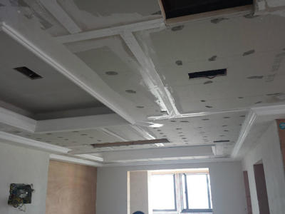 涂防銹漆及貼防裂繃帶。